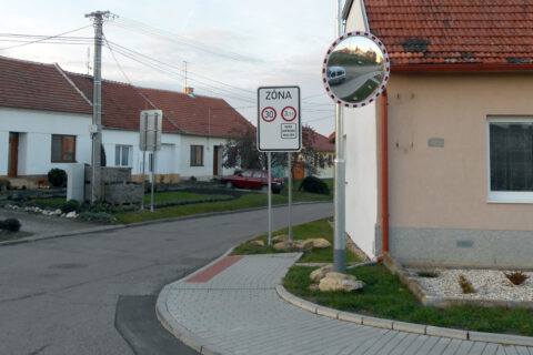 Zrcadla v nepřehledných zatáčkách