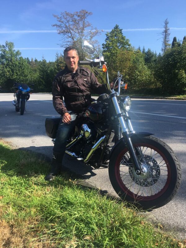https://www.mirekzborovsky.cz/wp-content/uploads/2021/08/Mirek-motorka1.jpg