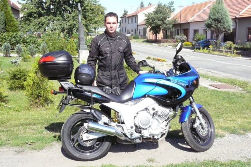 https://www.mirekzborovsky.cz/wp-content/uploads/2021/08/Mirek-motorka2.jpg
