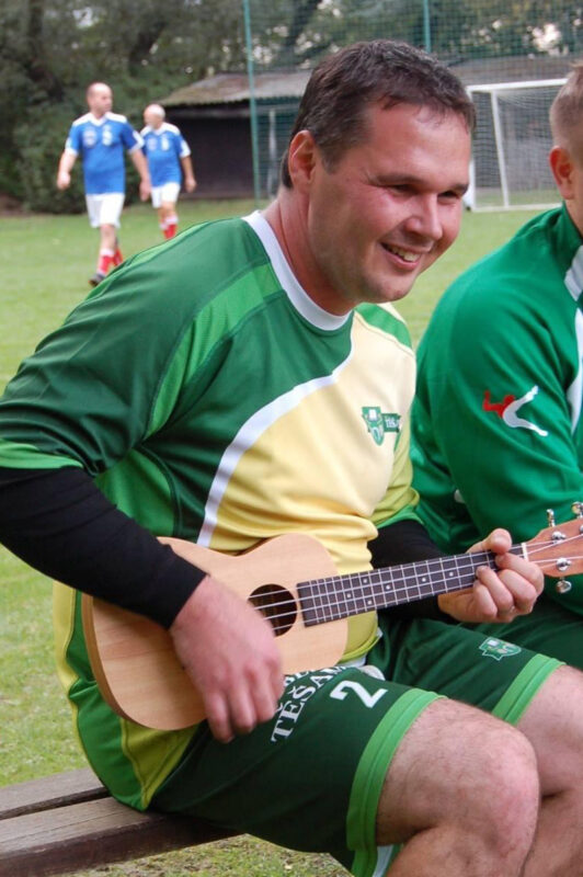 https://www.mirekzborovsky.cz/wp-content/uploads/2021/08/Mirek-ukulele-3.jpg